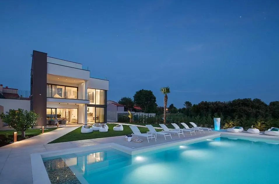 Holiday home Beautiful Villa ! 4 Bedrooms ! Message On Whats Sapp For Info!